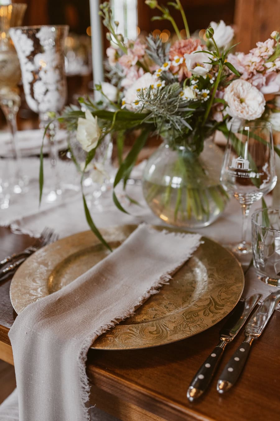 Kreativ fotografierte Tischdeko einer Hochzeit.
